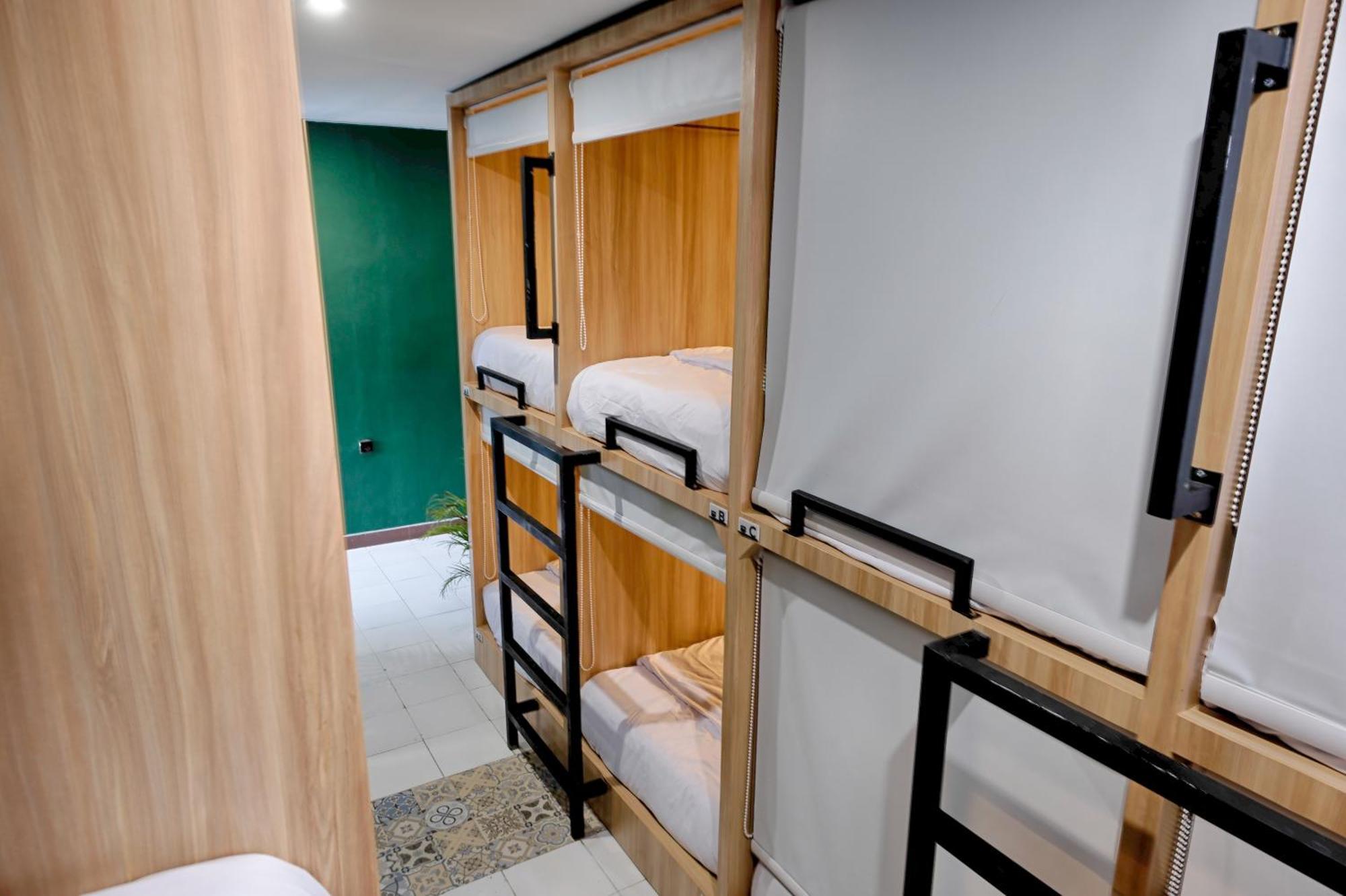 Hubs Hostel Yogyakarta Esterno foto